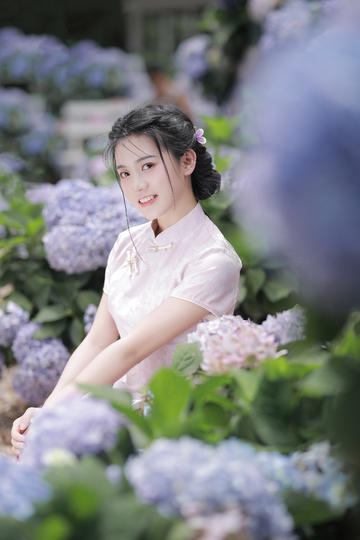 关雪给自己包扎